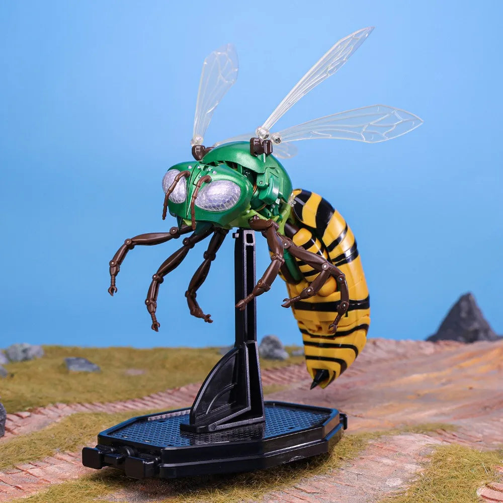 Figura robot sobre base negra con alas transparentes y patas articuladas