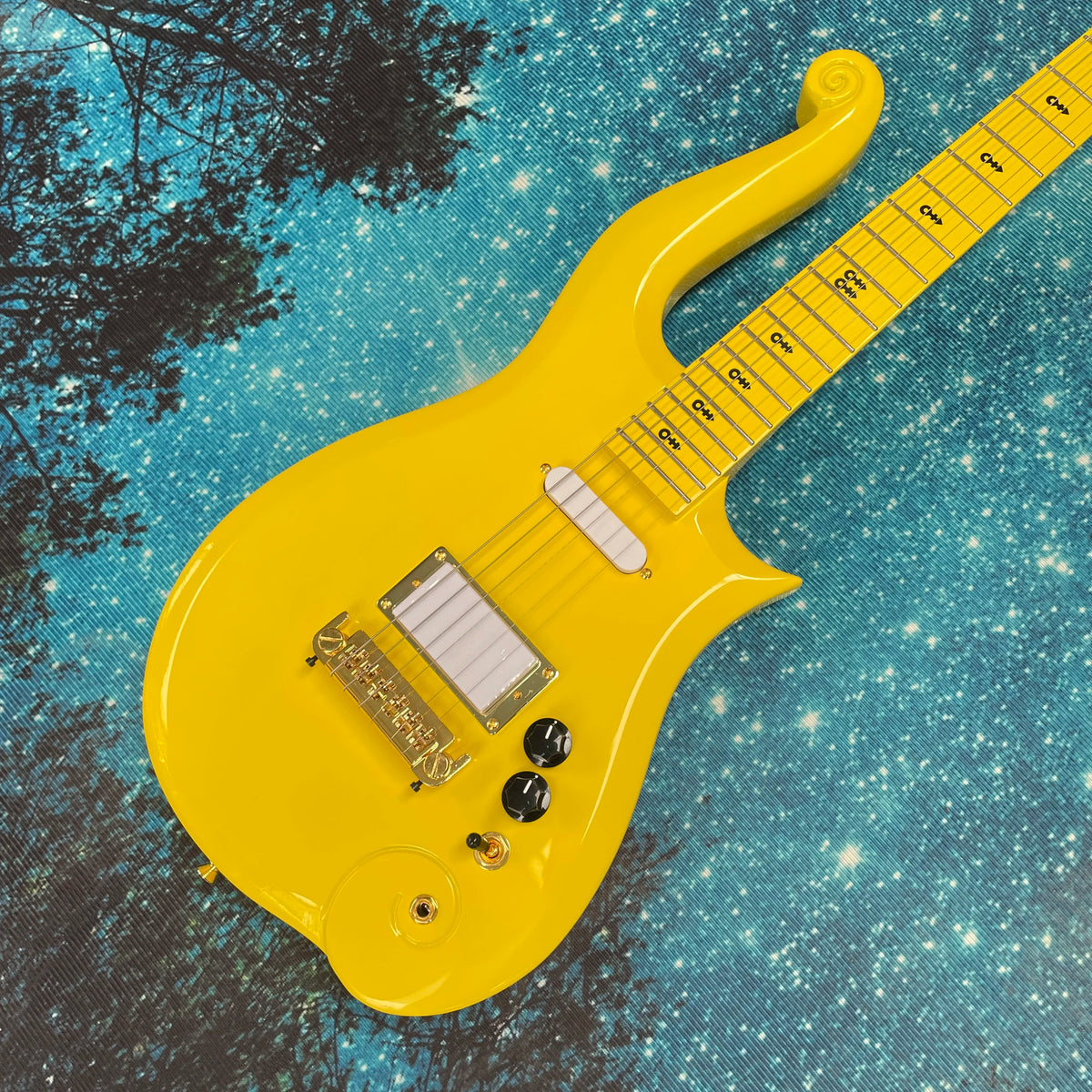 Guitarra eléctrica amarilla, diapasón de arce con incrustaciones de "símbolo de amor", guitarra eléctrica de bobina simple con doble pastilla.