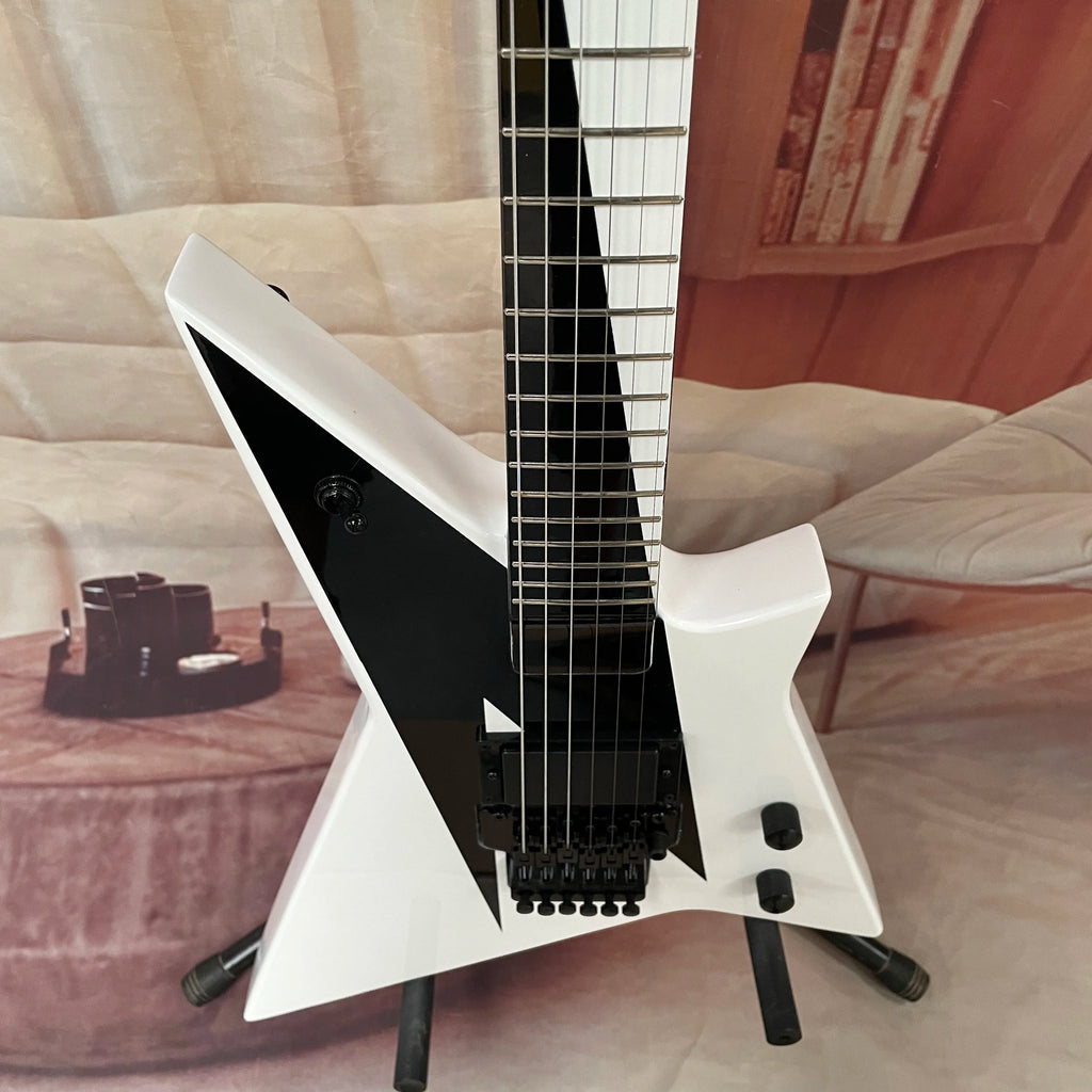 Guitarra eléctrica de 6 cuerdas con acabado en blanco y negro, cuerpo de caoba, herrajes negros —ideal para presentaciones en escenario.