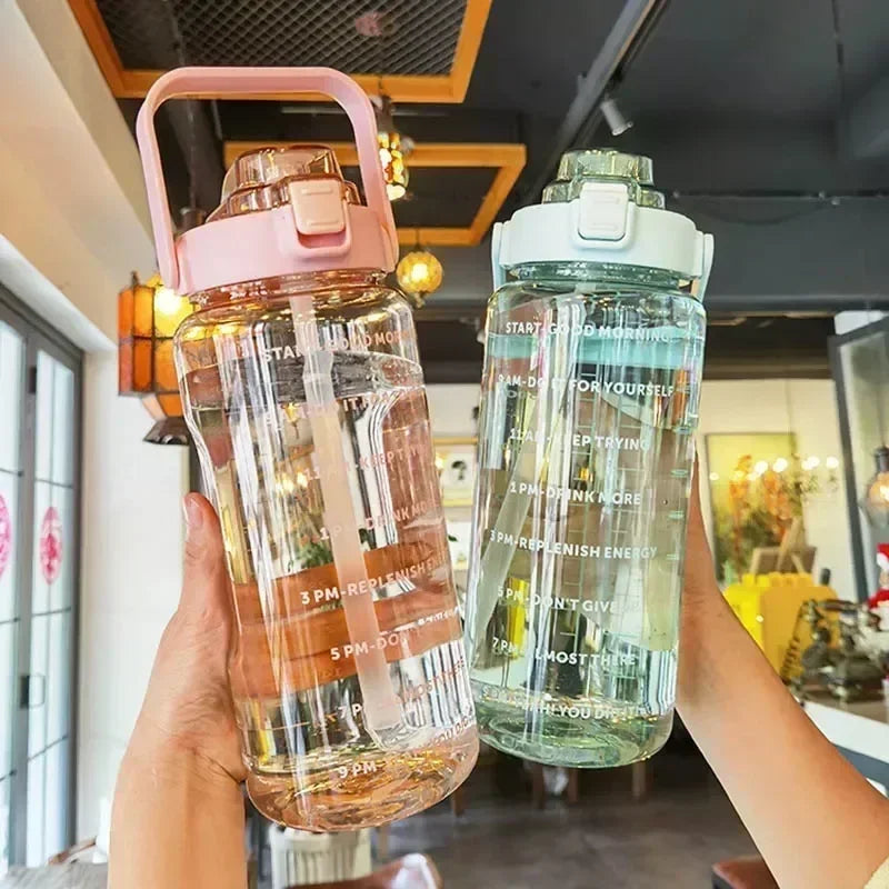 Botella de agua portátil de 2L, taza de agua con pajita de plástico de gran capacidad, botella de bebida con marcador de tiempo para deportes al aire libre y Fitness