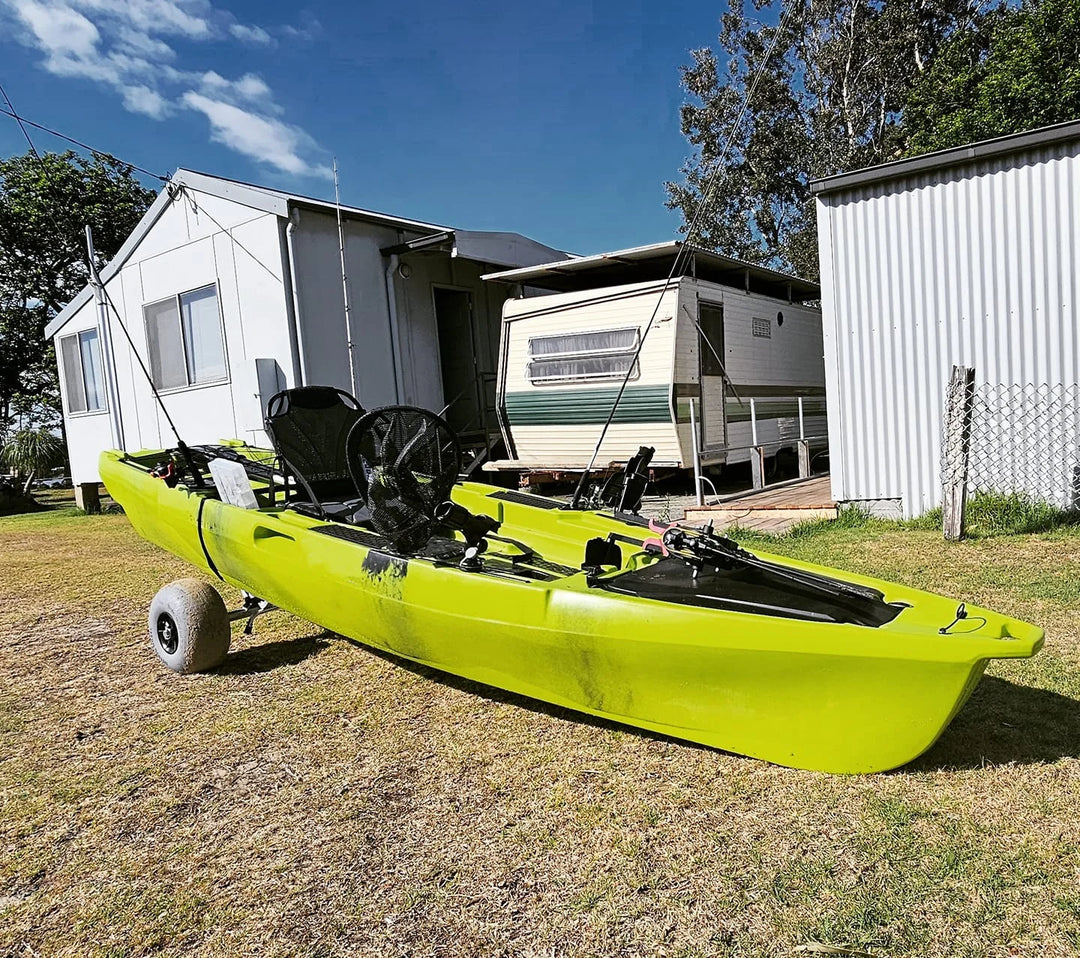 Kayak Factory - Kayak de 13 pies con Pedales Dobles de Rotomoldeo, Motor Eléctrico para Pesca, Timón Plegable y Asiento con Altura Ajustable