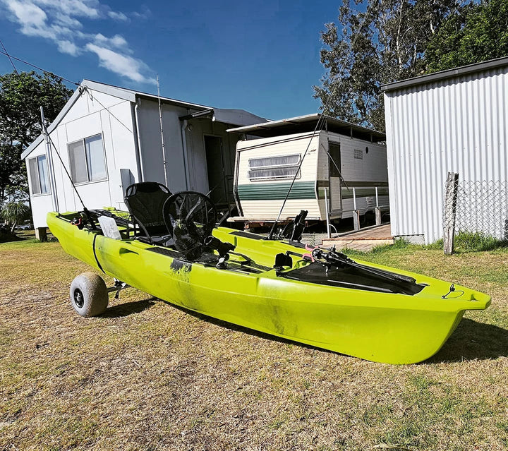 Kayak Factory - Kayak de 13 pies con Pedales Dobles de Rotomoldeo, Motor Eléctrico para Pesca, Timón Plegable y Asiento con Altura Ajustable