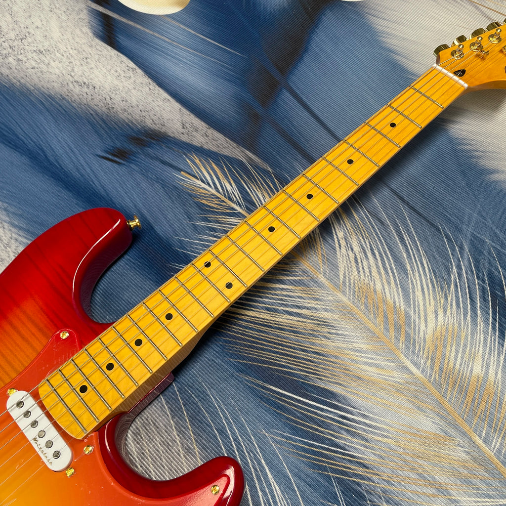 Guitarra eléctrica ST de 6 cuerdas con patrón de tigre degradado, tres pastillas de bobina simple, herrajes dorados, guitarra para presentaciones en escenario.