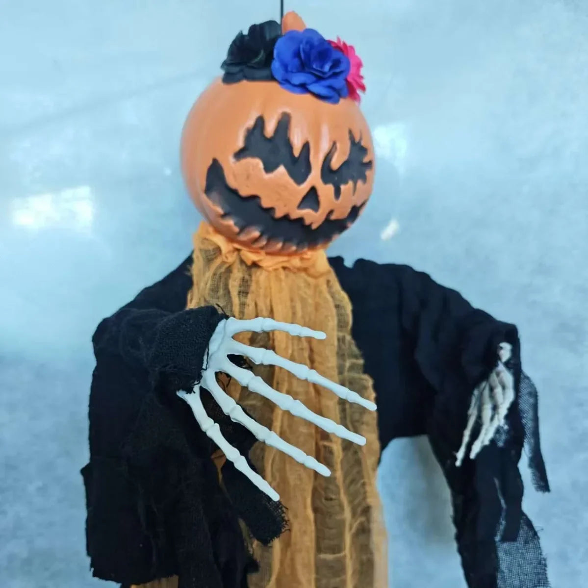 Decoraciones colgantes para Halloween: calabazas, garras de fantasma y colgantes de esqueletos, adornos de calaveras espeluznantes para la decoración de fiestas en casas encantadas.
