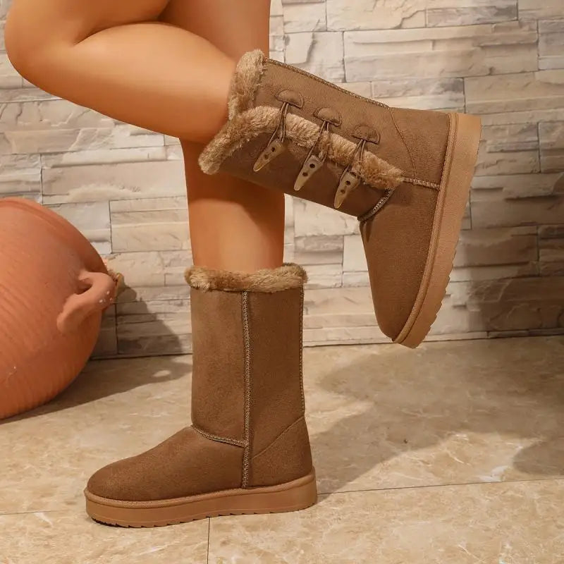 Botas de nieve de ante con botón de cuerno clásico de la marca, botas de media caña de felpa cálida para mujer, invierno 2026, botines altos de piel esponjosa para mujer