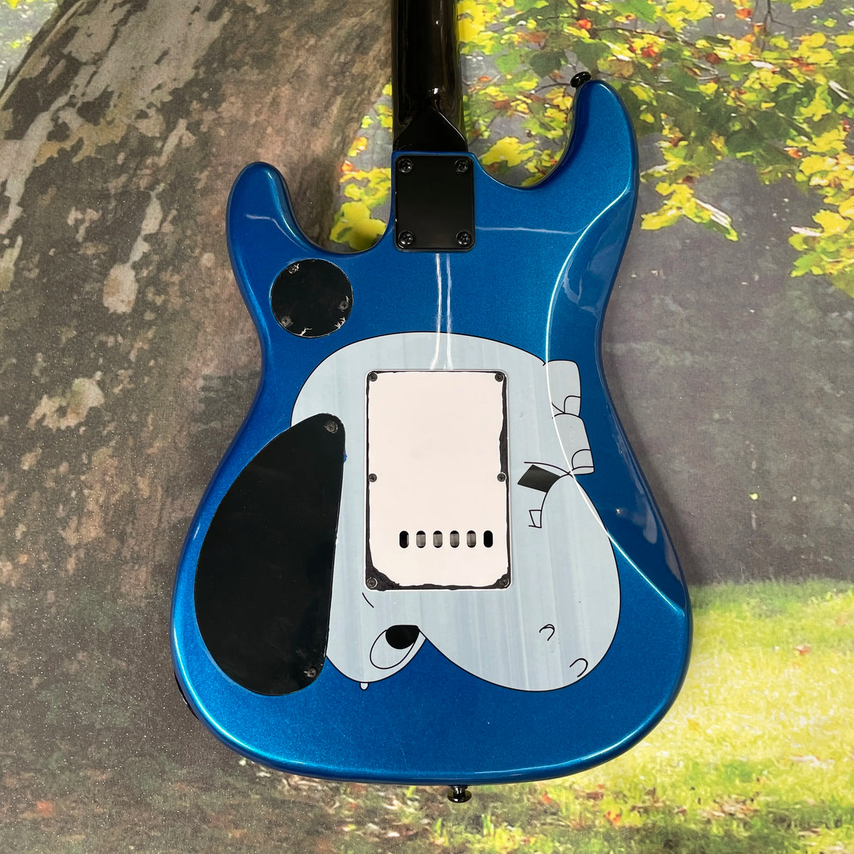 Guitarra eléctrica con grafiti en fondo azul, doble pastilla de alta ganancia, sistema de doble tremolo, guitarra eléctrica para speed picking.