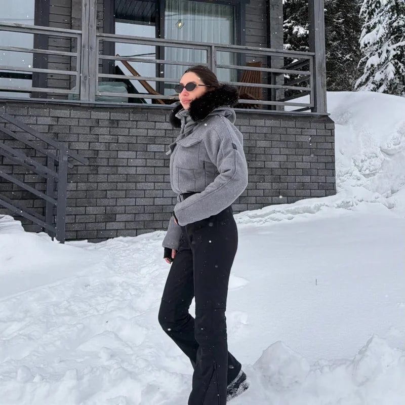Traje de esquí de una sola pieza con detalles de piel sintética, estilo envolvente, para mujer, con capucha, ideal para practicar snowboard, para uso casual, estilo urbano, moda de alta gama, novedad.