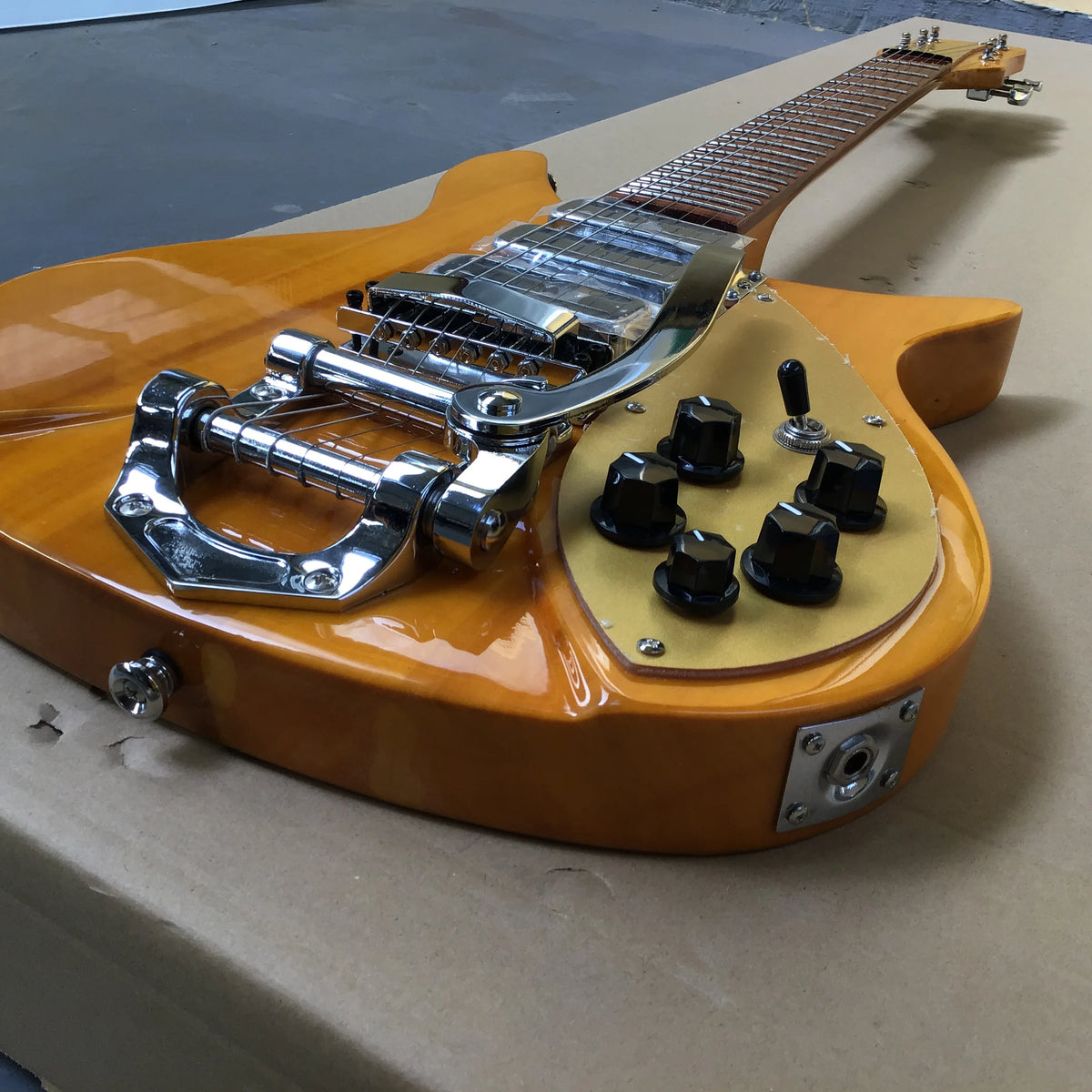 Guitarra eléctrica de 6 cuerdas con pastillas HHH, cuerpo de caoba, diapasón de palisandro, puente Floyd Rose y puente fijo, acabado amarillo translúcido