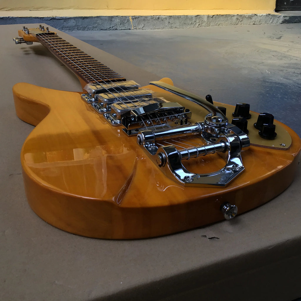 Guitarra eléctrica de 6 cuerdas con pastillas HHH, cuerpo de caoba, diapasón de palisandro, puente Floyd Rose y puente fijo, acabado amarillo translúcido