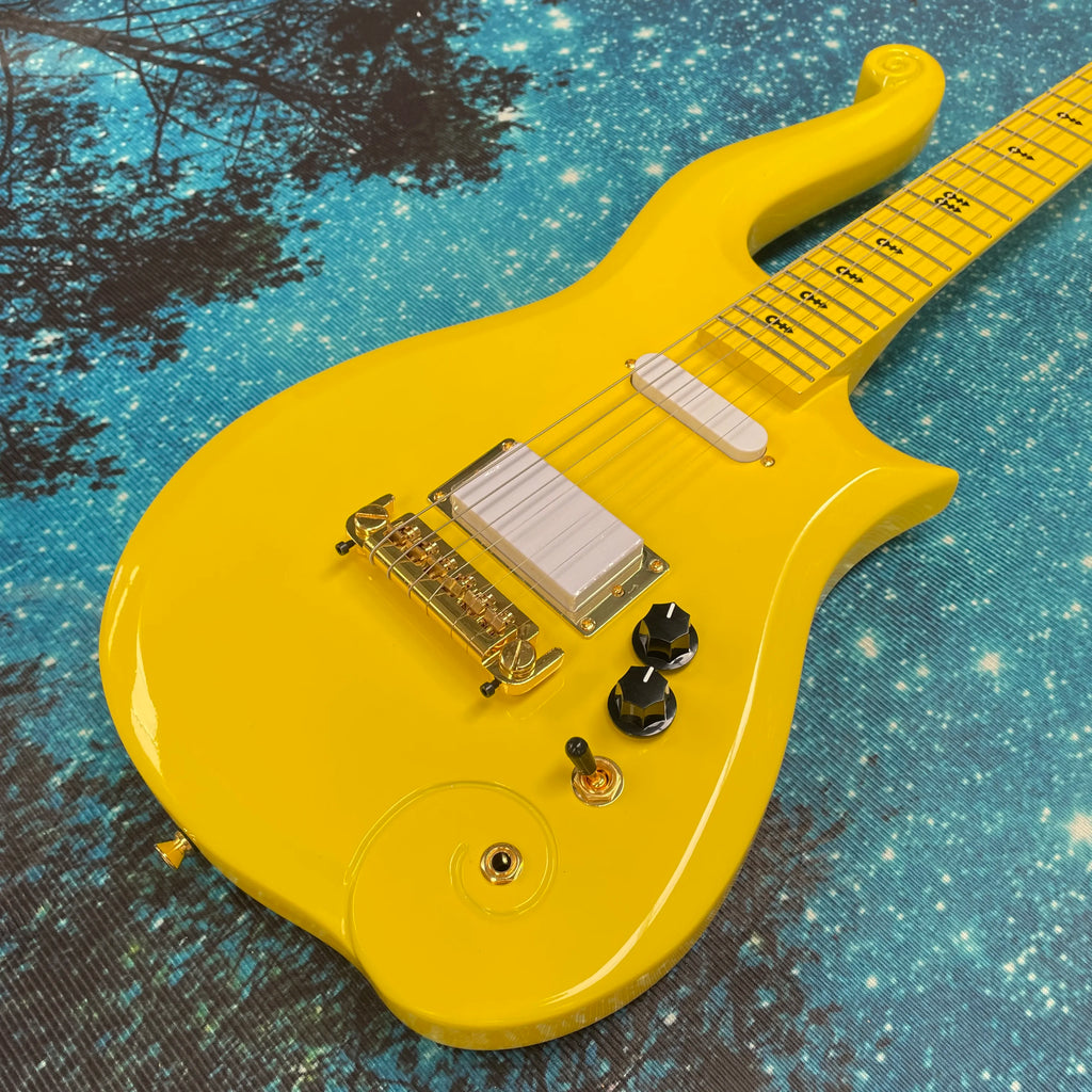 Guitarra eléctrica amarilla, diapasón de arce con incrustaciones de "símbolo de amor", guitarra eléctrica de bobina simple con doble pastilla.