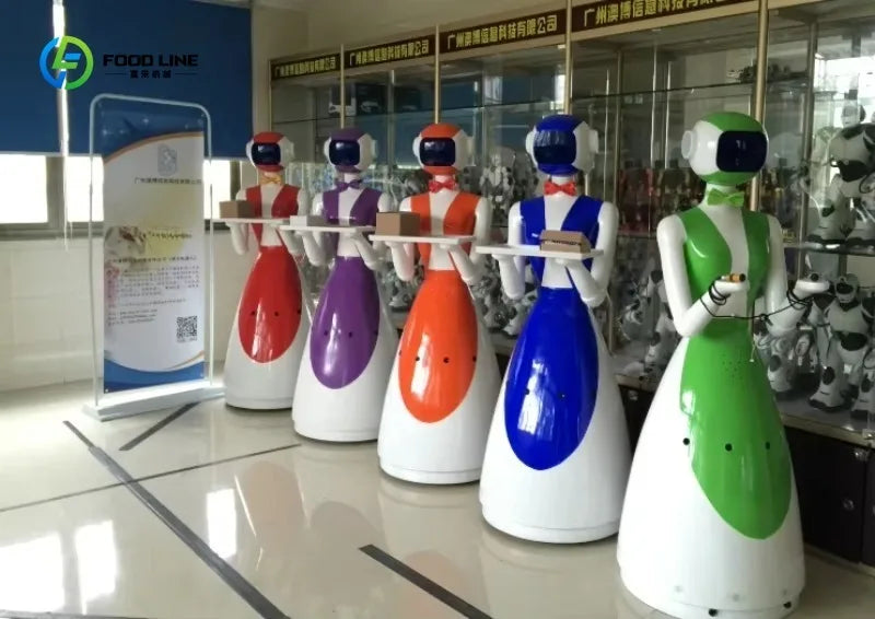 Conjunto de robots camareros blancos con cabezas en rojo, morado, naranja y verde