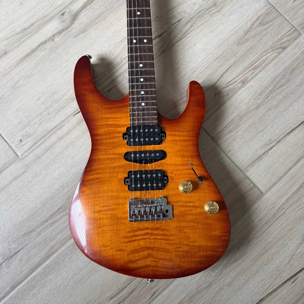Guitarra eléctrica de cuerpo macizo de estilo moderno, con pastillas humbucker HH, tapa de chapa de arce flameado y acabado degradado tipo «sunburst».