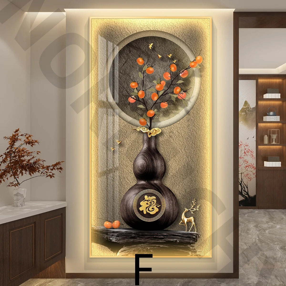 Pintura mural decorativa con jarrón oscuro, ramas naranjas y marco dorado iluminado