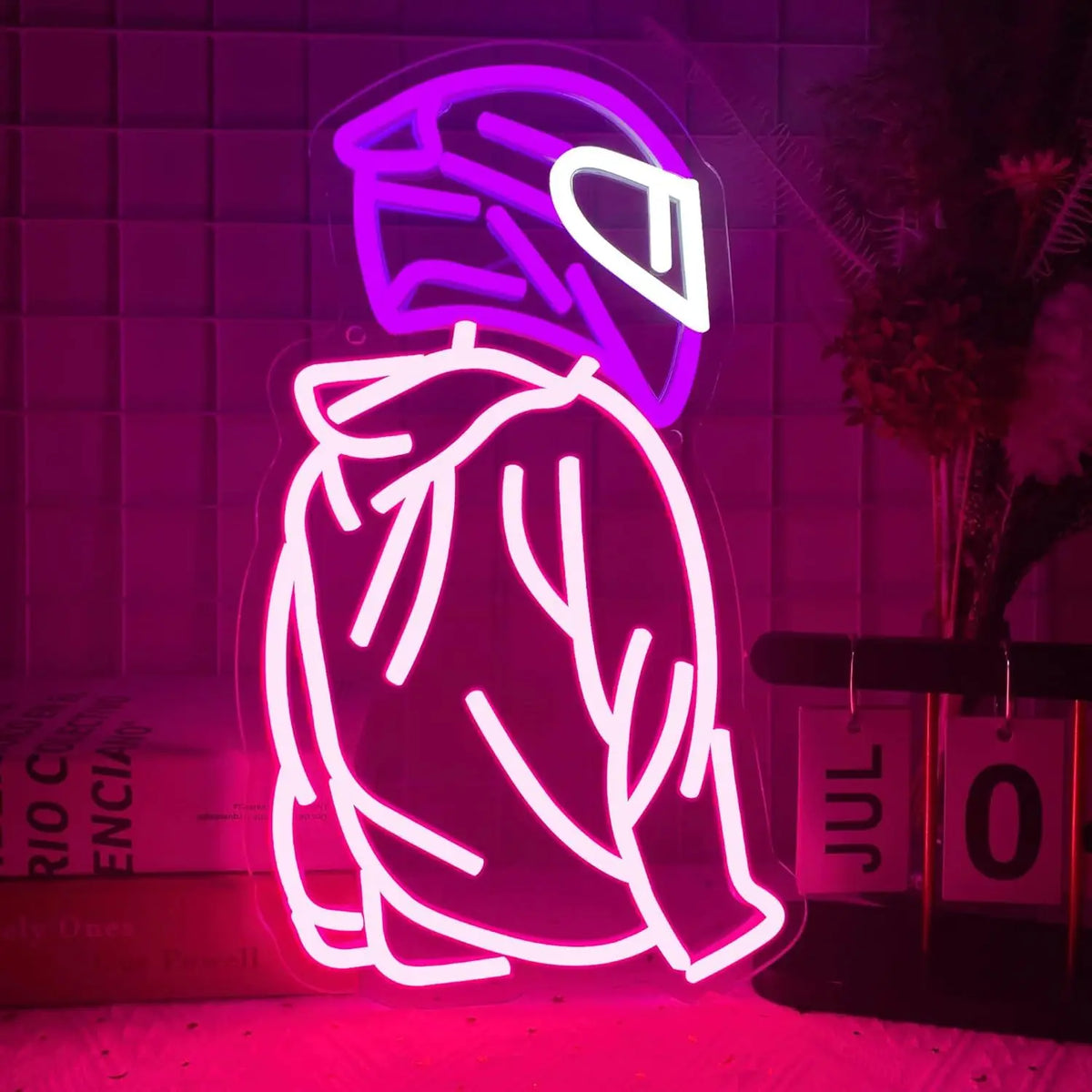 Señal de neón LED con casco de moto, borde morado y brillo blanco