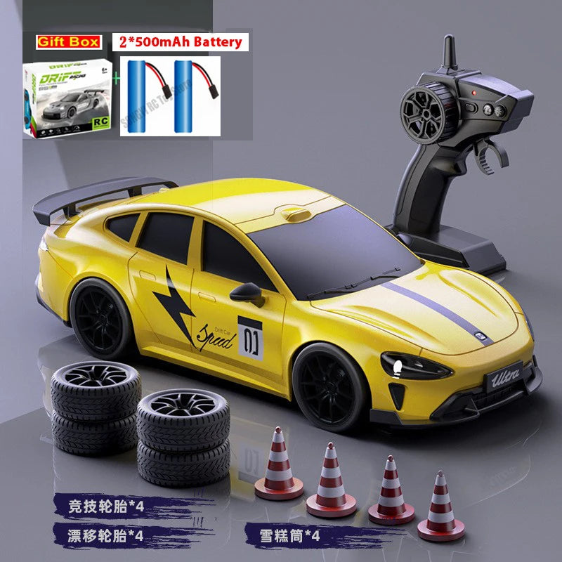 Coche RC de deriva 1:24 amarillo con control remoto, neumáticos y conos