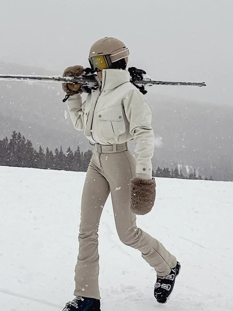 Mono de esquí con cuello alto, bolsillos con cremallera y paneles, cordón ajustable, invierno 2026, mono de nieve cálido para mujer, atuendo de esquí de una pieza, elegante y glamuroso.