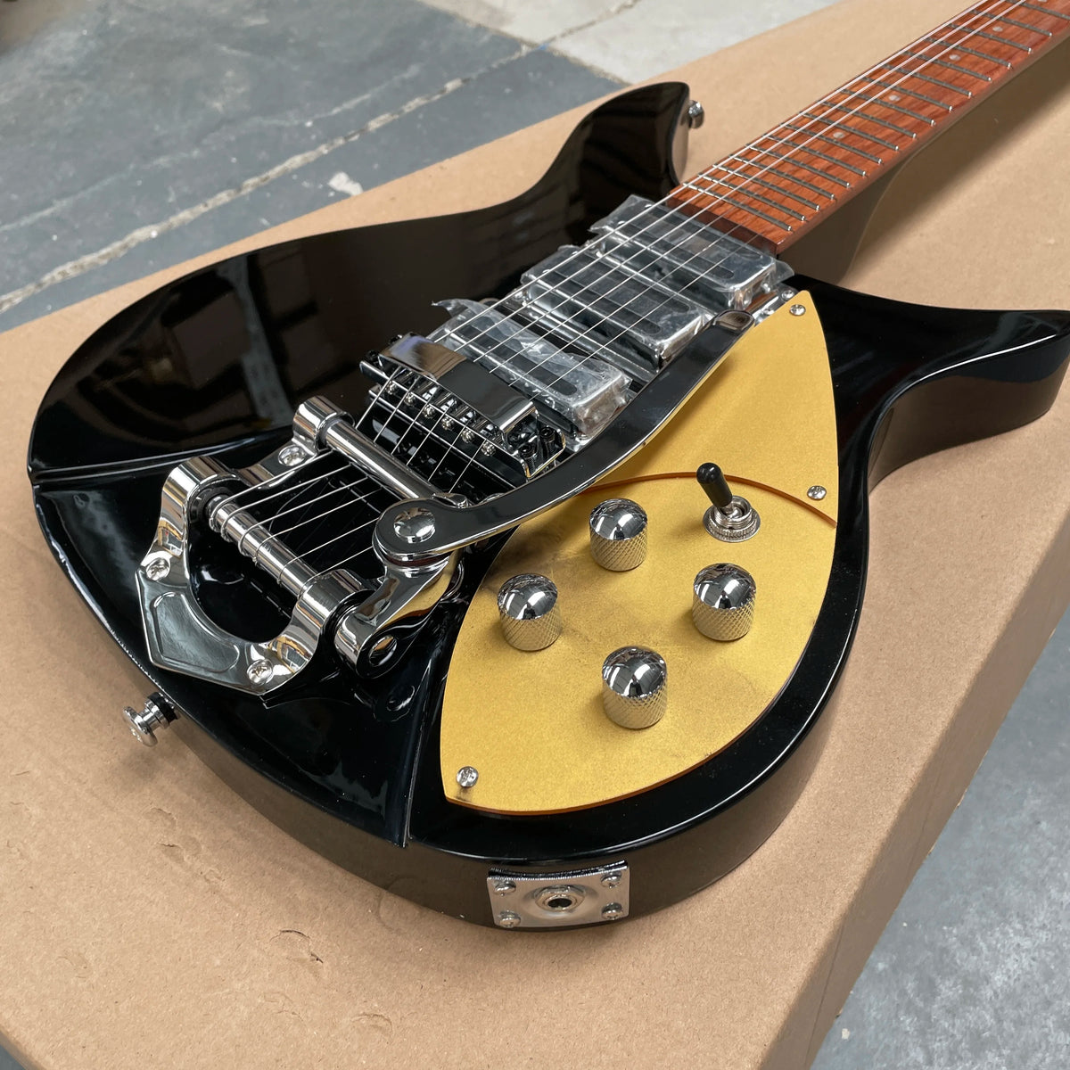 Guitarra eléctrica con sistema de vibrato Bigsby, acabado negro brillante, guitarra de tres pastillas, afinación estable para guitarristas avanzados