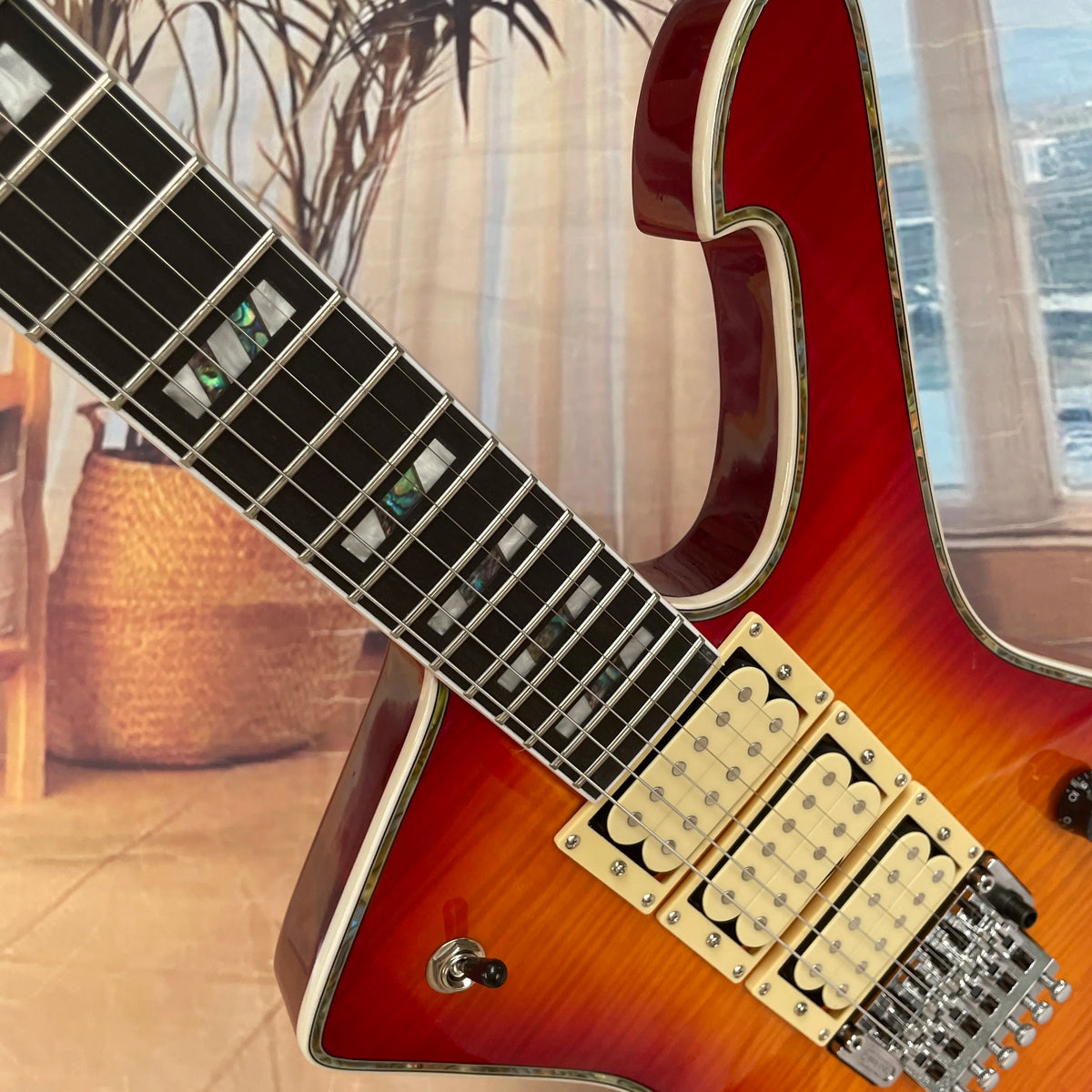 Guitarra eléctrica de 6 cuerdas con tapa de arce tigrado efecto sunset, sistema de trémolo, pastillas HHH, guitarra eléctrica de rock metálico.