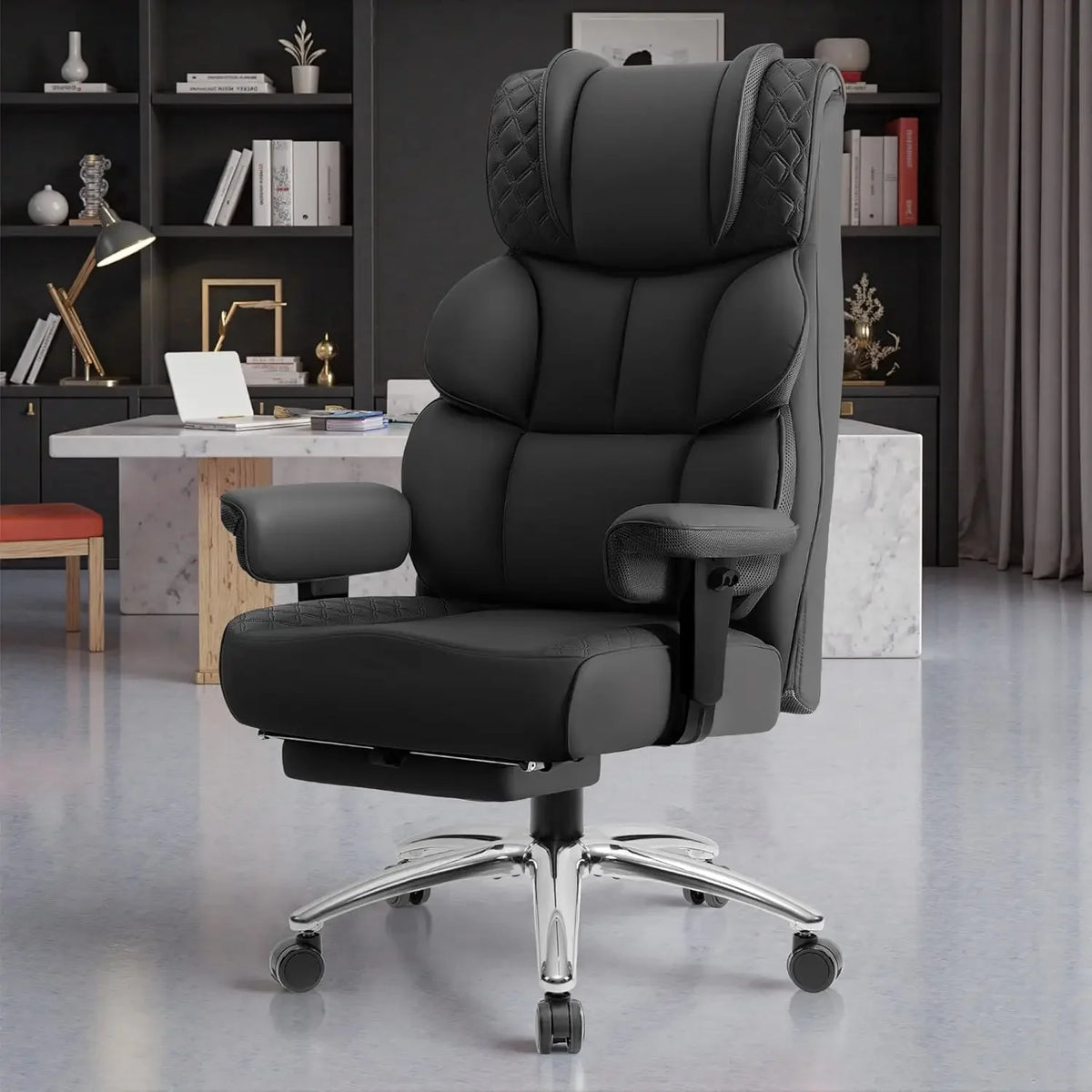 Silla de oficina negra con respaldo alto acolchado, reposapiés y base de ruedas