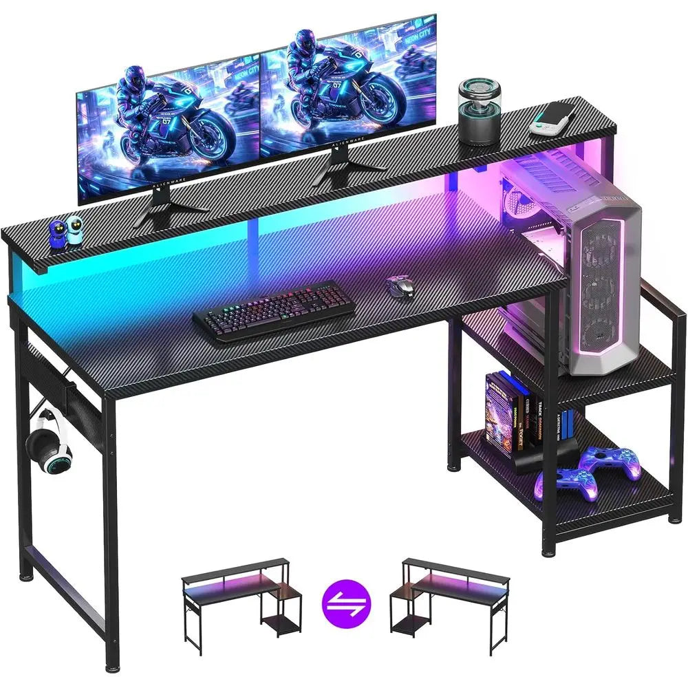 Escritorio gamer negro con textura tipo fibra de carbono y luces LED RGB, con estantes
