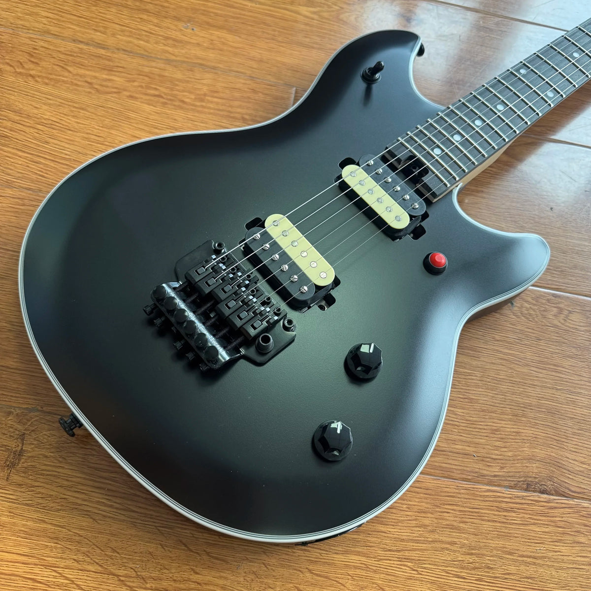 Guitarra eléctrica: acabado mate y negro escarchado, 22 cuerdas, doble sistema de pastillas, doble sistema de trémolo. Envío gratuito.