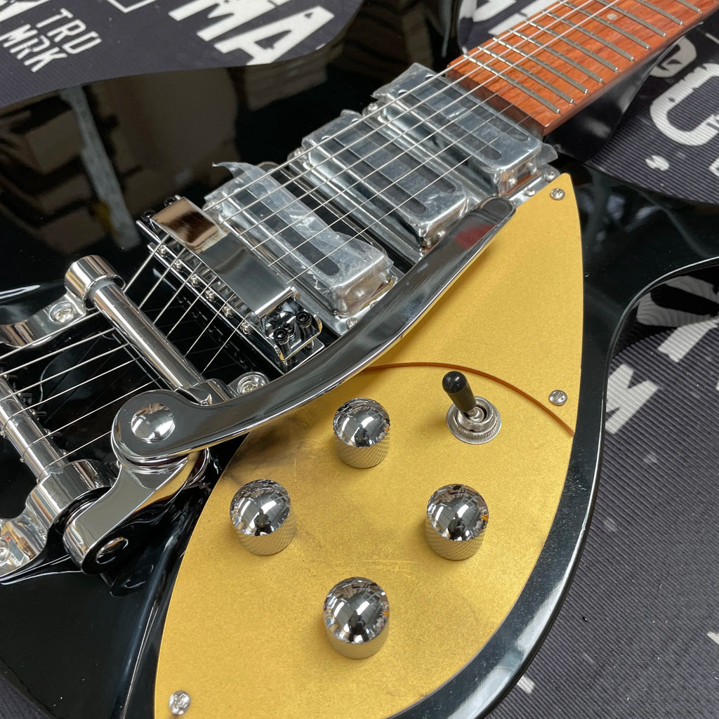 Guitarra Eléctrica Negra de Estilo Retro con Tres Pastillas, Guitarra de Alto Rendimiento con Vibrato Bigsby de Cuerdas Cortas, Guitarra para Actuaciones en Escenario