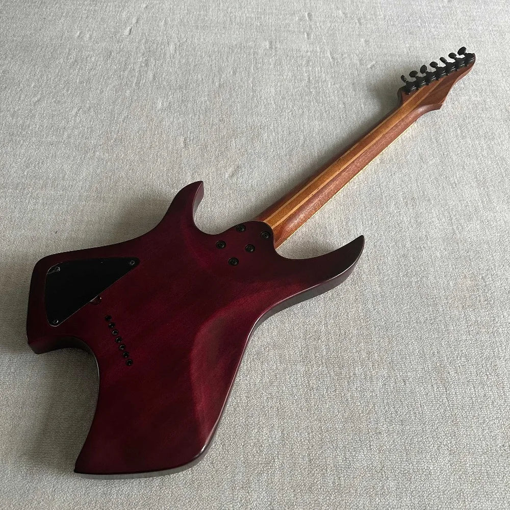 Guitarra eléctrica de 7 cuerdas con trastes en forma de abanico, de 648 mm a 670 mm, tapa de arce con vetas de color púrpura oscuro, incrustaciones de puntos rojos y puntos fluorescentes en los laterales del mástil.