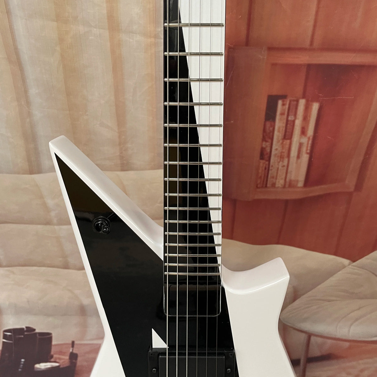 Guitarra eléctrica de 6 cuerdas con acabado en blanco y negro, cuerpo de caoba, herrajes negros —ideal para presentaciones en escenario.