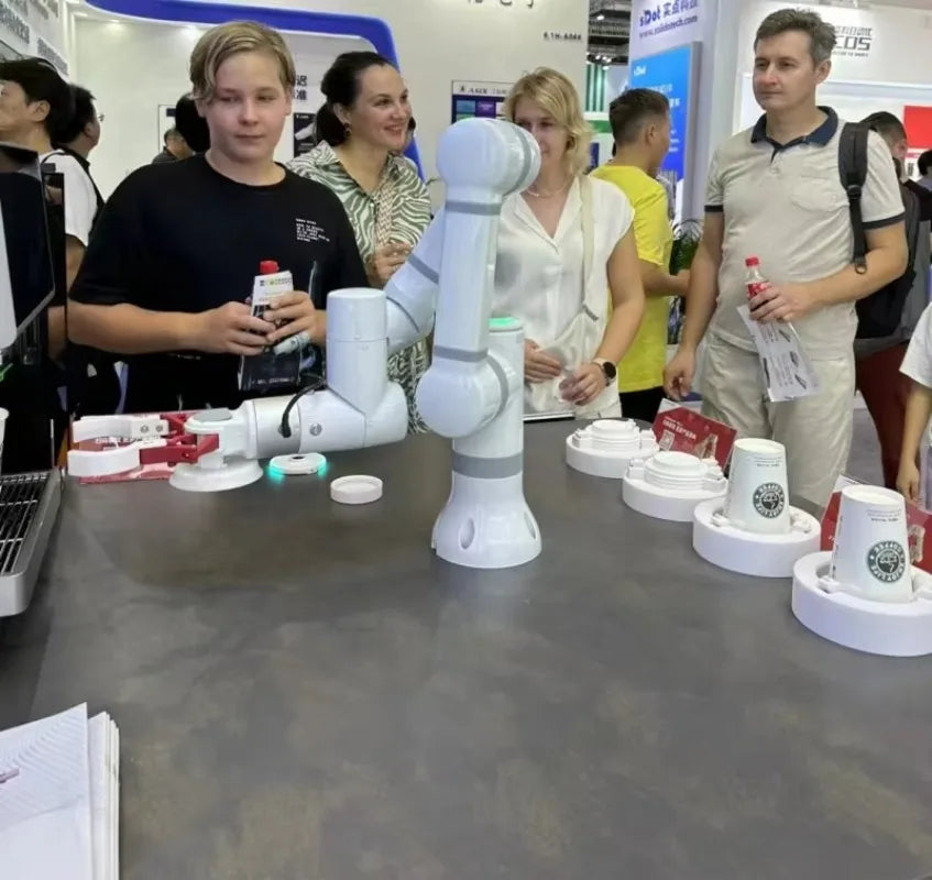 Brazo robótico para café automático blanco con accesorios y recipientes