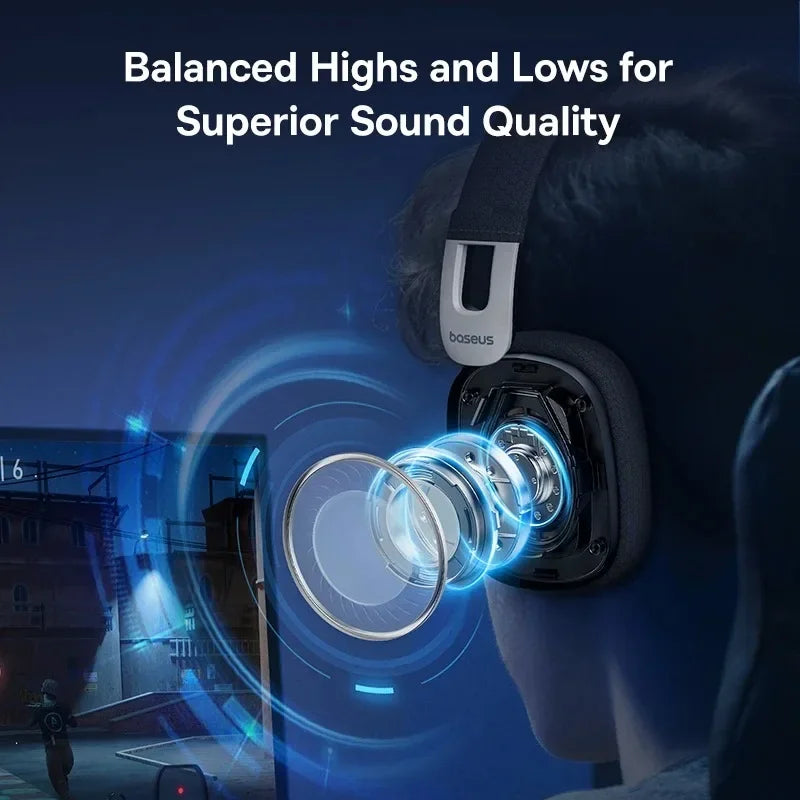 Auriculares gaming con copa negra y aro de luz azul alrededor del auricular
