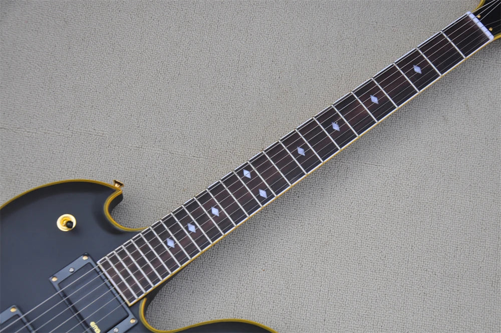 Guitarra Eléctrica Flyoung Negra Mate con Puente Fijo, Herrajes Dorados, Oferta Personalizable