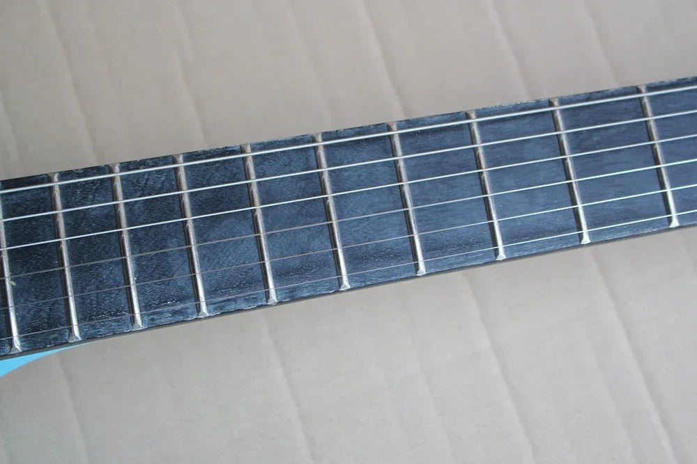 Guitarra Eléctrica Azul de Forma Inusual con Diapasón de Palisandro, 22 Trastes