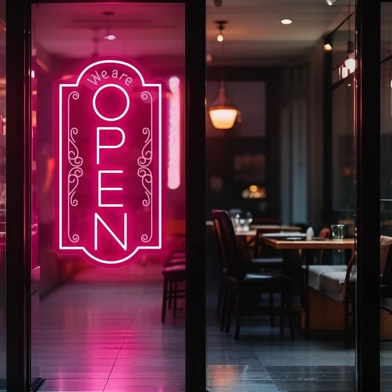 Letrero de neón LED «OPEN» con luz rosa fucsia en entrada de local