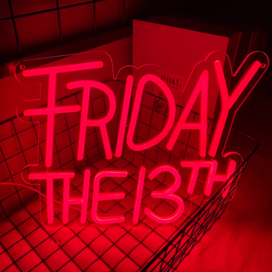 Letrero de neón rojo 'Friday the 13th' con marco colgante, estilo decorativo.