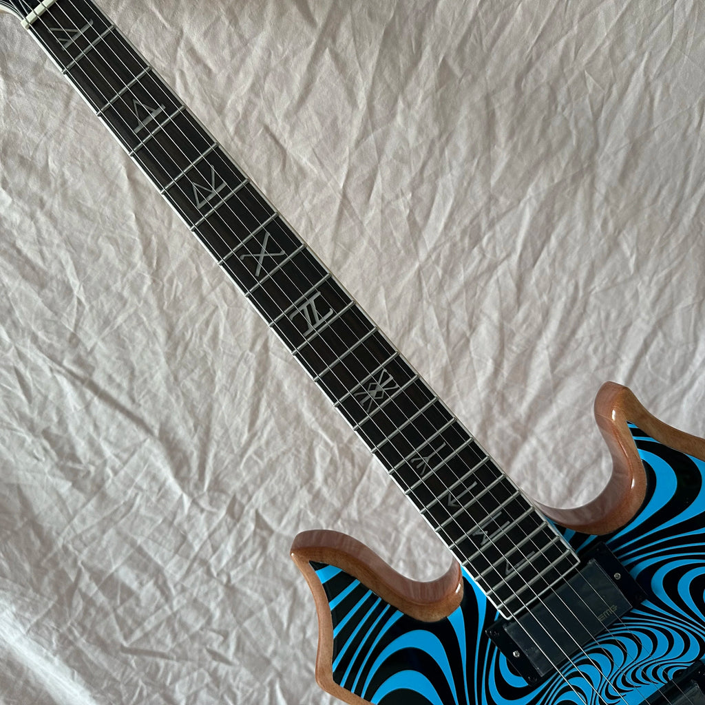 Guitarra eléctrica estilo Warlock, con diseño de remolino azul y negro, borde natural, 6 cuerdas, cuerpo sólido, guitarra de metal pesado.
