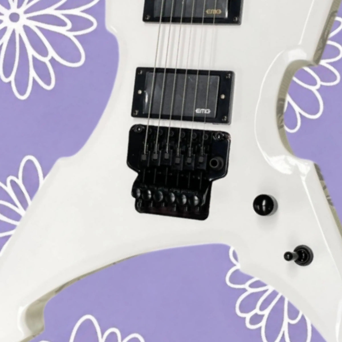 Guitarra eléctrica de color blanco puro con forma irregular, acabado de alto brillo, herrajes negros, ideal para actuaciones en escenarios de heavy metal.