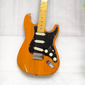 Guitarra eléctrica de madera natural con diapasón de arce, guardapalos negro SSS, bobina y trémolo. En stock.