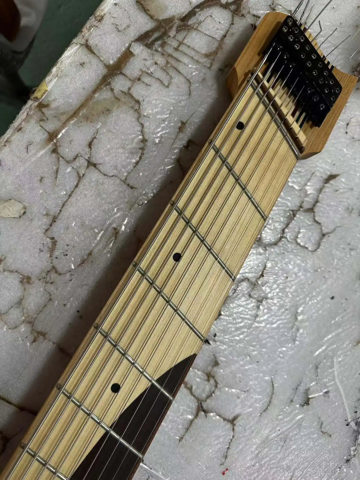 Guitarra eléctrica Yin y Yang de 9 cuerdas sin cabeza negra, pastilla de alta calidad, envío gratis