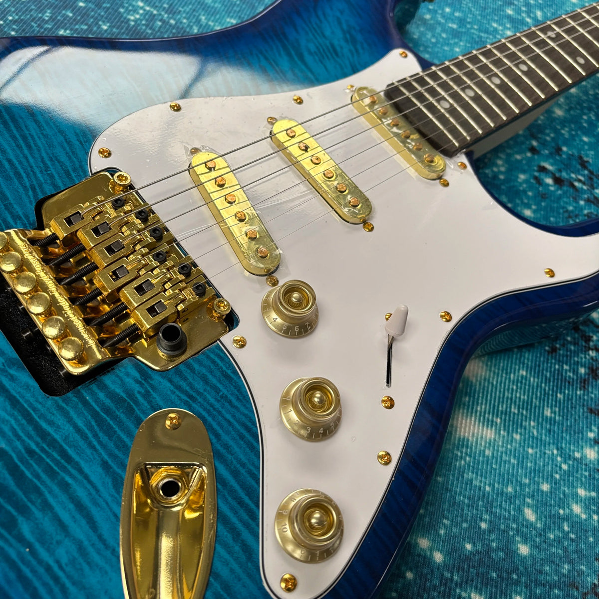 Guitarra eléctrica azul, guitarra con diapasón de palisandro, guitarra eléctrica con pastillas SSS