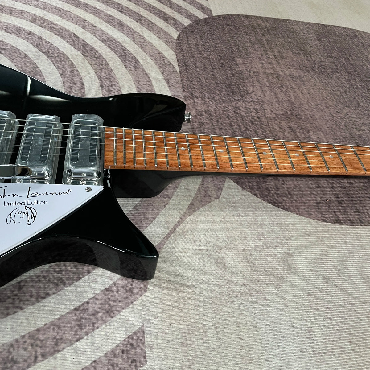 Guitarra eléctrica modelo Johnlennon 325 con herrajes cromados HHH marca Onside envío gratis