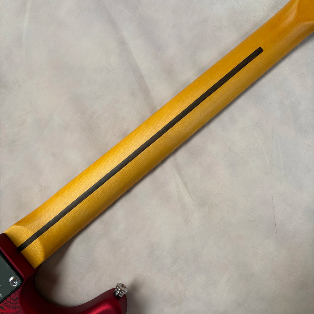Guitarra eléctrica vintage roja con diseño paisley, forma ST, estampado floral hidrográfico, 3 single-coils, 22 trastes, incrustaciones de puntos, puente tremolo