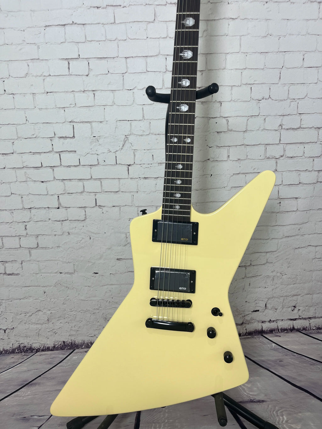 Guitarra eléctrica retro en forma de E, color blanco leche, cuerpo de madera maciza, doble pastilla de alta potencia, herrajes en negro mate, envío gratis