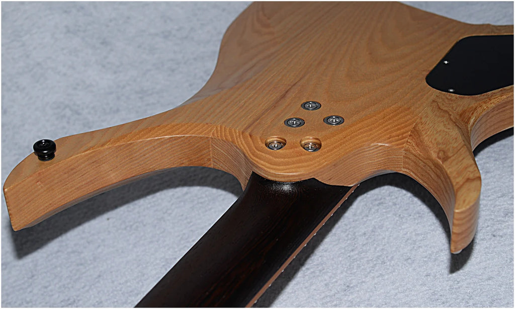 Guitarra eléctrica sin cabeza NK 2026 con trastes en abanico, 7 cuerdas, cuello con unión en cuña, color negro, cuello de arce tostado de 5 capas