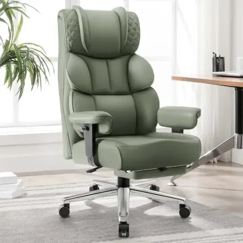 Silla de escritorio en cuero verde, respaldo alto con reposacabezas y reposapiés.