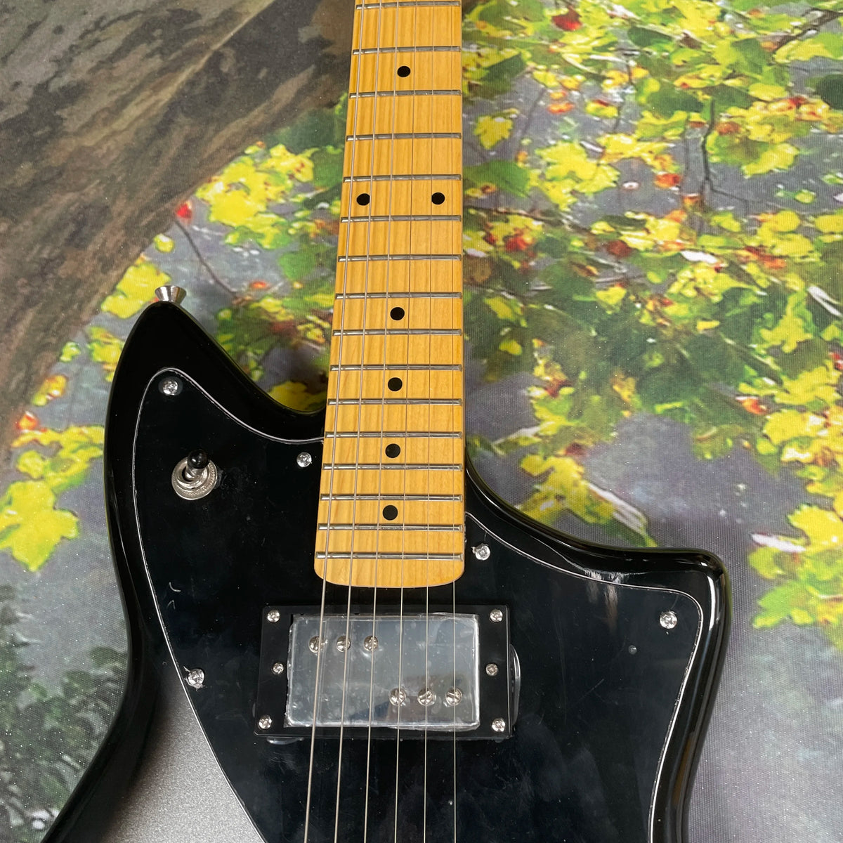 Guitarra eléctrica de 6 cuerdas, guitarra eléctrica de alto nivel estético con diapasón de arce en degradado plateado, guitarra eléctrica para toque rápido estilo rock.