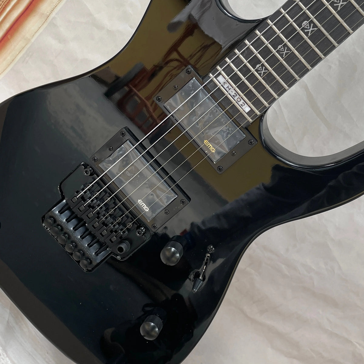 Guitarra eléctrica negra de 6 cuerdas con cuerpo de caoba, sistema de trémolo, herrajes negros, guitarra eléctrica metálica para speed-picking.
