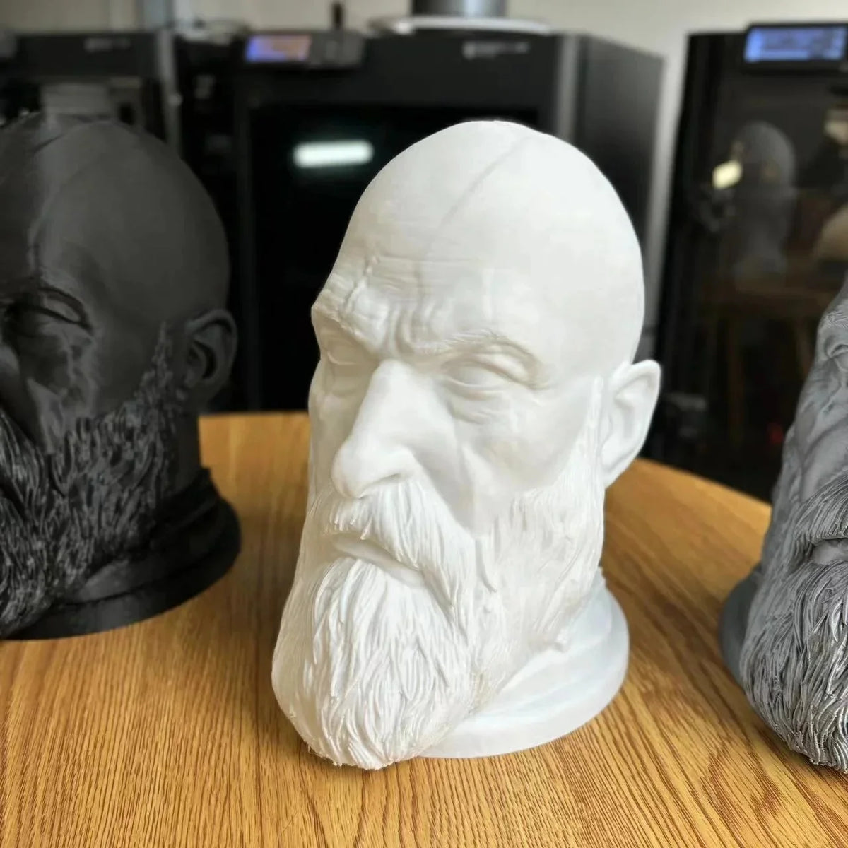 Estatua de Kratos de God of War, soporte para auriculares, personajes de juego, figuras, juguete, modelo de cabeza para escritorio, soporte para auriculares de computadora
