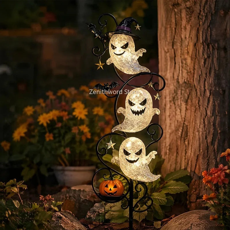 Lámpara solar decorativa de jardín con 3 niveles, diseño de fantasmas translúcidos con efecto craquelado, estructura de metal rizado, luz LED y adornos de murciélago y calabaza para decoración de exteriores de Halloween