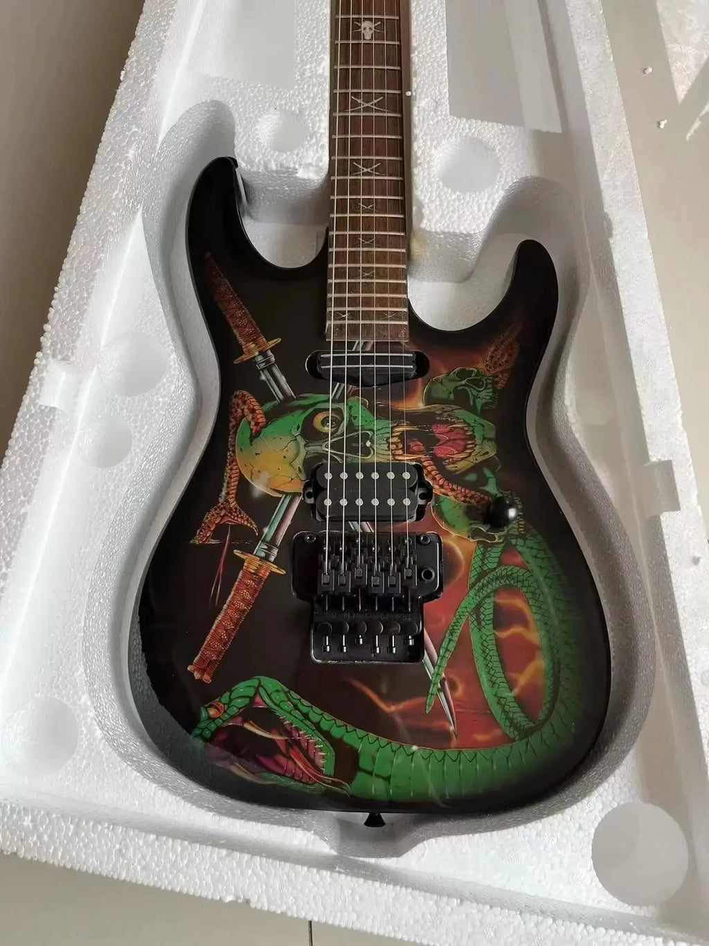 Guitarra Eléctrica LTD Skulls Snakes George Lynch Signature con Puente Floyd Rose, Tuerca de Bloqueo y Herrajes Negros 01