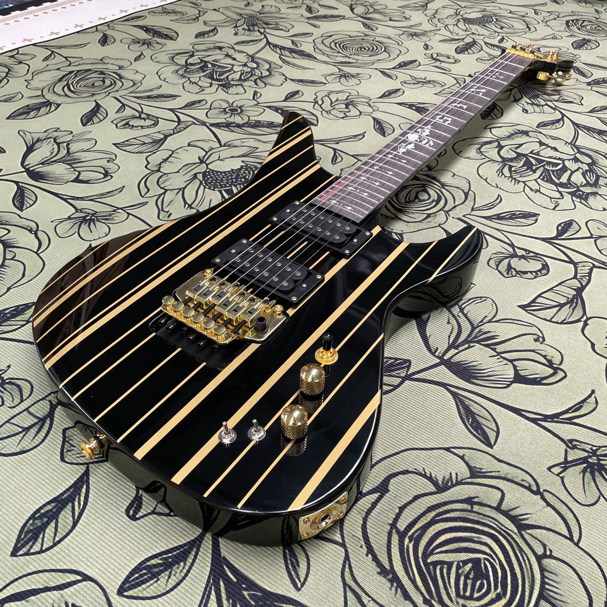 Guitarra eléctrica de 6 cuerdas con rayas negras y doradas, guitarra eléctrica con sistema de doble bloqueo y diapasón de palisandro, guitarra eléctrica para músico de rock
